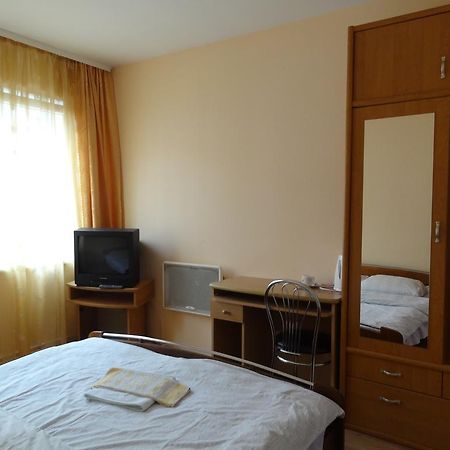 Hotel Rebir Daugavpils Buitenkant foto