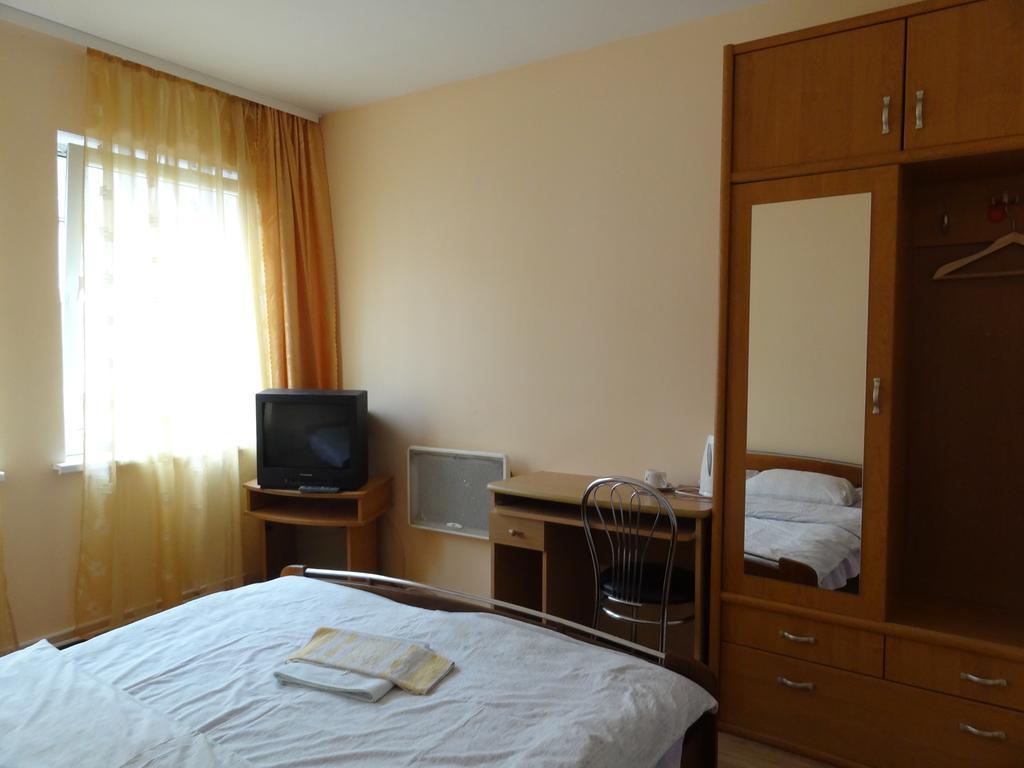 Hotel Rebir Daugavpils Buitenkant foto
