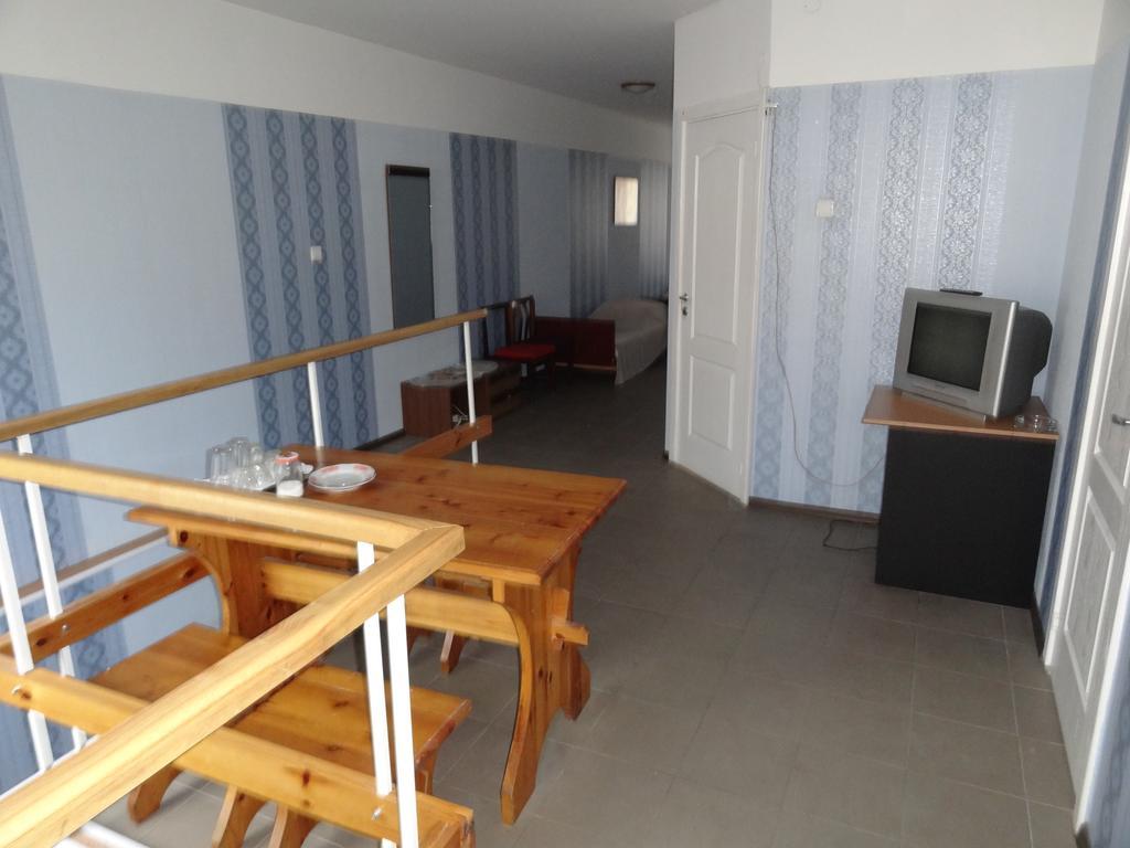 Hotel Rebir Daugavpils Buitenkant foto