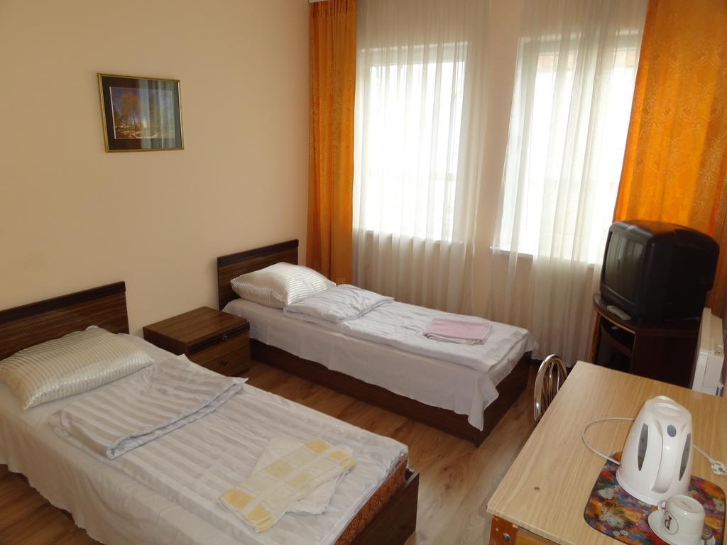 Hotel Rebir Daugavpils Buitenkant foto